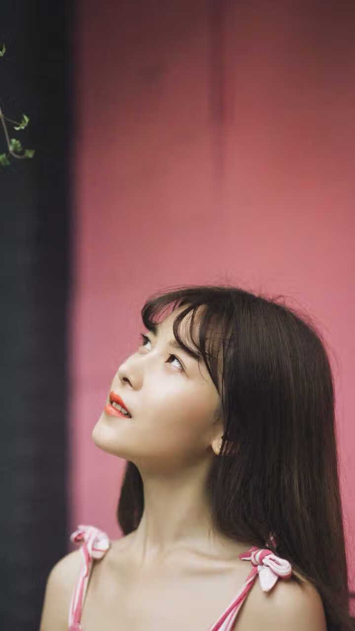 “举重赛事:高新体育中心赛场见证选手不屈的意志与爆发力”