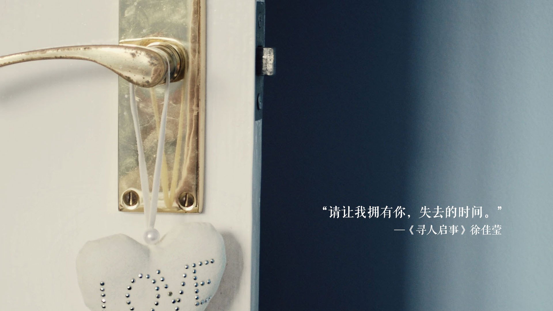 “举重赛事:高新体育中心赛场见证选手不屈的意志与爆发力”