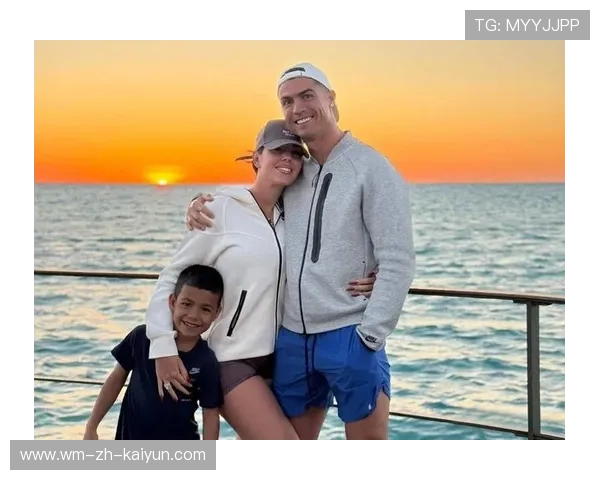 C罗父亲生日派对合照曝光，家族感情流露